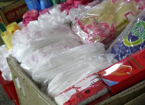 Không nhãn mác, ngày sản xuất, hạn sử dụng băng vệ sinh vẫn được bày bán tại các gian hàng ở chợ Khương Trung - Thanh Xuân - Hà Nội.